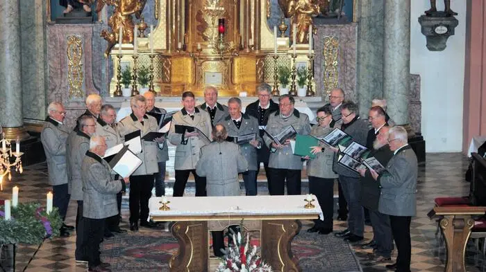 Der Botschaft „Gaudete“ - also „Freut euch“ – folgten die Gestalter des „Mooskirchner Advents“ am dritten Adventsonntag in klangerfüllter Form.
Seit Jahren hat es in Mooskirchen Tradition, dass der Männergesangverein und der Chor „pro musica“ jährlich abwechselnd das Publikum mit Musik und Gesang auf Weihnachten einstimmen.
