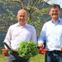 Gemüse statt Schnitzel servieren Andreas Rinder und Bernhard Koller (SPÖ)