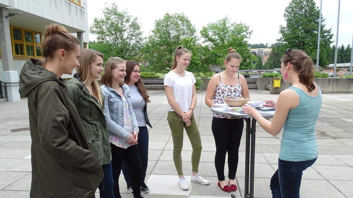 Prüfung mal anders: Schülerinnen testeten vor dem Bundesschulzentrum ihr Wissen über Alkohol