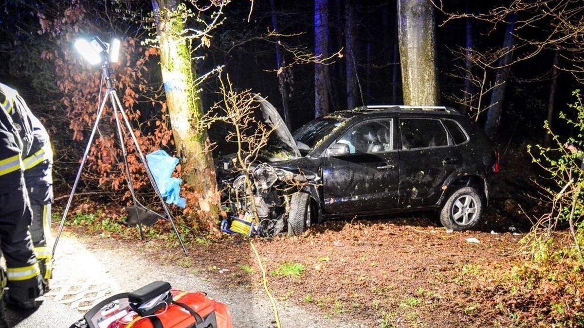 Das Auto krachte in Lannach gegen einen Baum