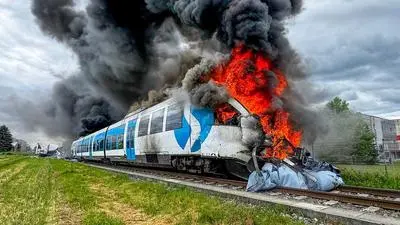 Montagmittag sind beim Bahnübergang in Wollsdorf ein Lkw und ein Zug kollidiert