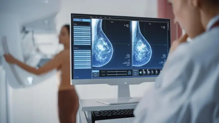 Mammografie-Untersuchungen sind weit verbreitet. In Österreich werden Frauen ab 45 Jahren regelmäßig zur Mammografie eingeladen.