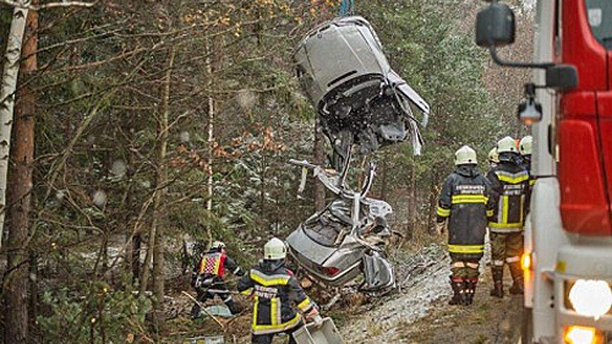 Das Auto wurde faktisch  in zwei Teile gerissen