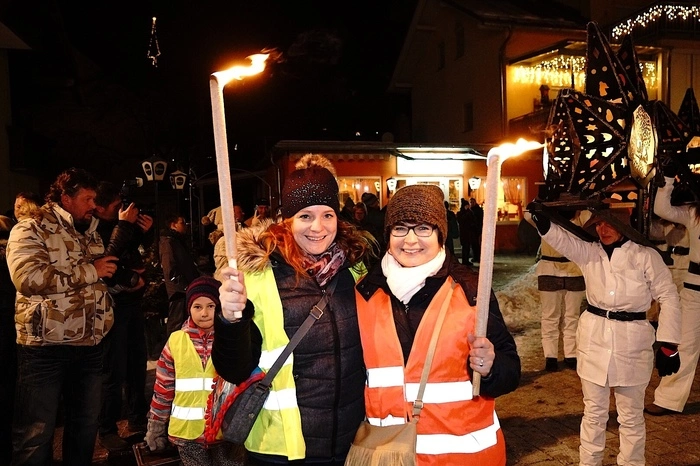 Die Organisatoren Monika Peitler und Birgit Karasin vom Sagamundo freuen sich über den Besucherstrom, die diese Brauchtumsveranstaltung anzog: Rund 600 Interessierte folgten den Glöcklern durch Döbriach