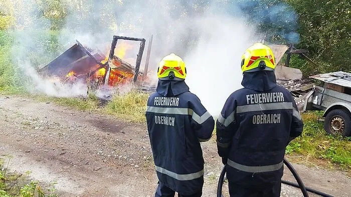 Als die Feuerwehren eintrafen, stand die Hütte bereits in Vollbrand