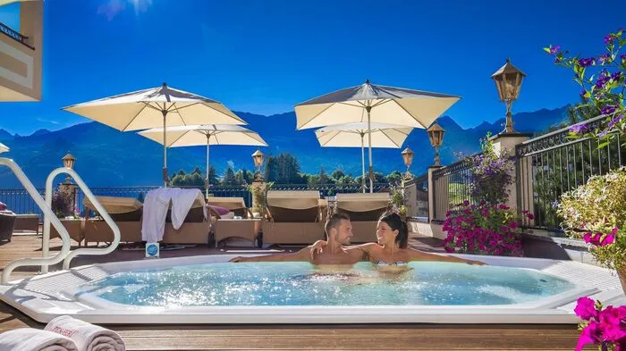 In Tirol lockt das Erwachsenhotel Romantik &amp; Spa Alpen-Herz mit garantiert kinderfreier Atmosphäre, denn hier ist der Name Programm. Gäste kommen in den Genuss von ungestörter Zweisamkeit in romantischen Themenzimmern mit Partnerwanne. Für Romantik beim Dinner sorgt ein exklusives Sechs-Gang-Menü, das im Preis inkludiert ist. Bei Ankunft ist das Zimmer mit Rosen geschmückt, eine Flasche „Kuschel-Sekt“ sorgt für die ideale Einstimmung auf einen romantischen Aufenthalt. Ein großer Wellness-Bereich rundet das Wochenende zu zweit ab.