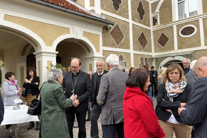 Tirols Bischof Hermann Glettler war zu Gast, ebenso wie die ehemalige Nationalratsabgeordnete Irmgard Griss samt Ehemann Gunter Griss und Anna Maria Fuchs vom Ernst-Fuchs-Museum, Wien, sowie Bundesrats-Mitglied Isabella Kaltenegger in Vertretung des Landeshauptmanns.