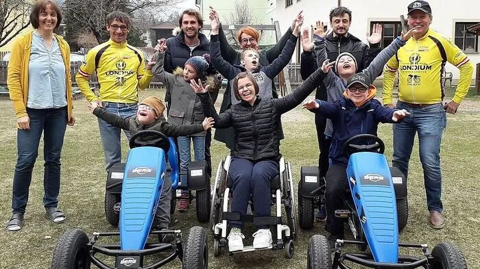 Hinten von links: Schulleiterin Martina Walder, Michael Kurz, Assistent Michael mit Ilvy, Assistentin Ines mit Simon, Praktikant Luca mit Noel, Wolfgang Dabernig, Vorne von links: im Gokart Lorenz, Lara, und Clemens