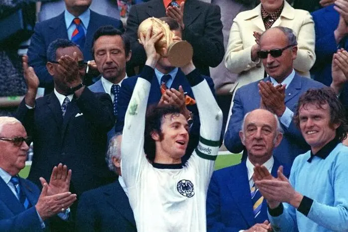 1974 krönte Beckenbauer seine Karriere. Als Kapitän und unumstrittener Superstar holte er mit der deutschen Nationalmannschaft 1974 den Weltmeistertitel im eigenen Land. 