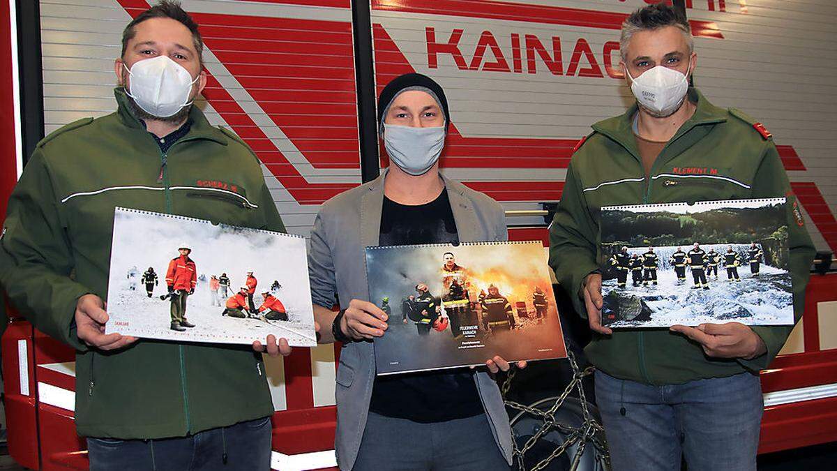 HBI Wolfgang Scherz, Fotograf Benedikt Haushofer und OBI Markus Klement mit dem Kalender