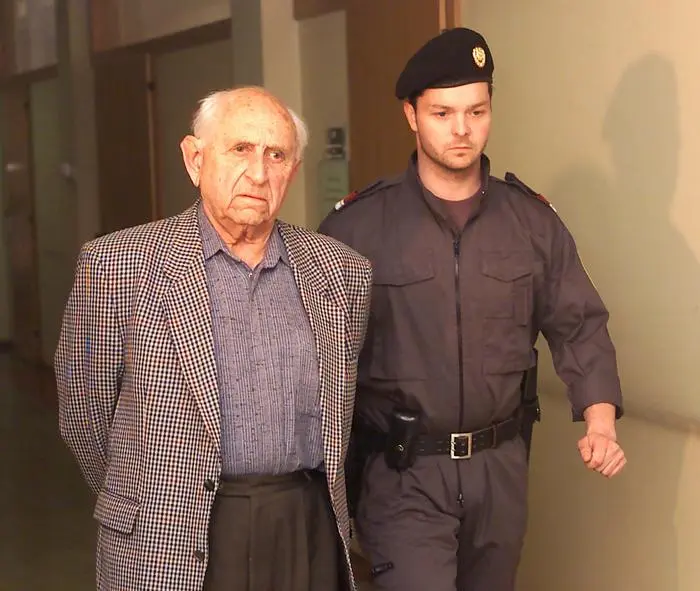 Dr. Franz Wurst auf dem Weg zum Verhandlungssaal, Mordfall Wurst, Mord