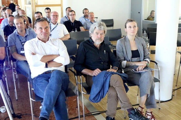 Und so lud Solarpionier Robert Kanduth (links) – er ist Gründer und Geschäftsführer des Unternehmens - an die 100 Kunden und Partner, die aus allen Kontinenten angereist kamen, zu einem zweitägigen Event. 