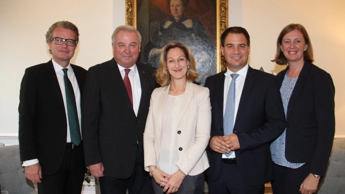 Elisabeth Kornfeind (Mitte), österreichische Botschafterin im Königreich Belgien und bei der Nato, lud die Steirer-Delegation zu einem Empfang ...