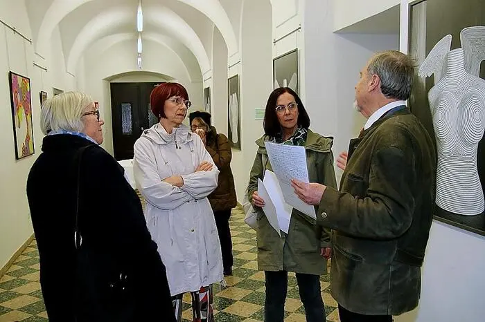 Die Ausstellung in der Ganggalerie des Pfarrhofes Voitsberg zeigt Arbeiten, die Oberfläche nicht als Abschluss, sondern als Beginn verstehen. Das Darunterliegende ist die Essenz, welche erforscht wird.
