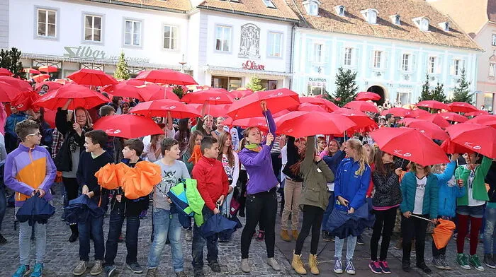 Schüler und Lehrer zückten ihre Regenschirme