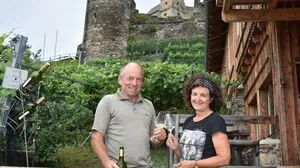 Maria und Franz Laßnig vor dem zwei Hektar großen Weingarten  