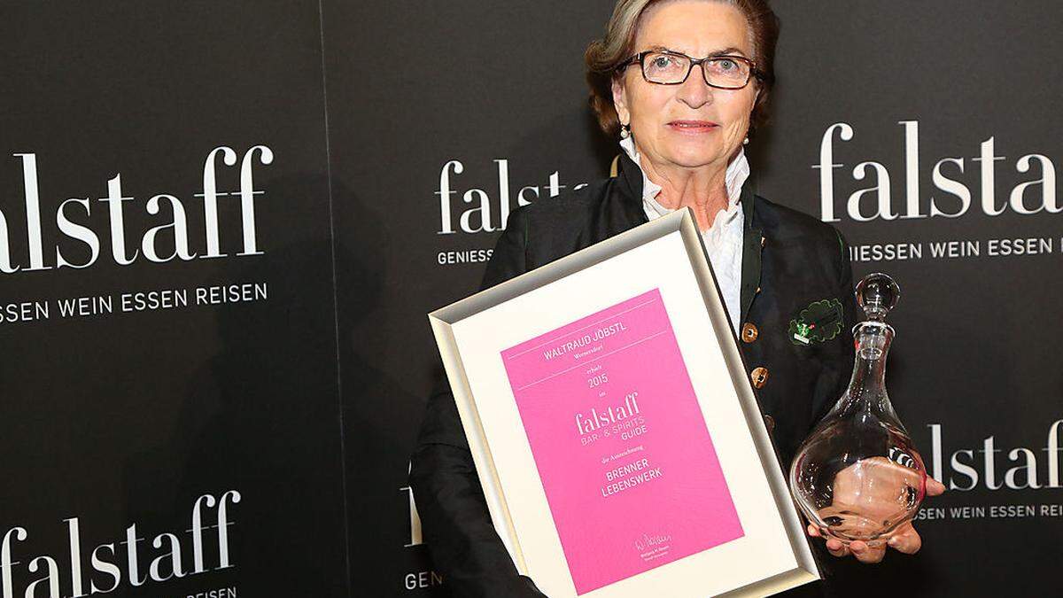 Brennerin Waltraud Jöbstl erhält die Auszeichnung „Brenner Lebenswerk“ bei der Falstaff Bar & Spirits Gala