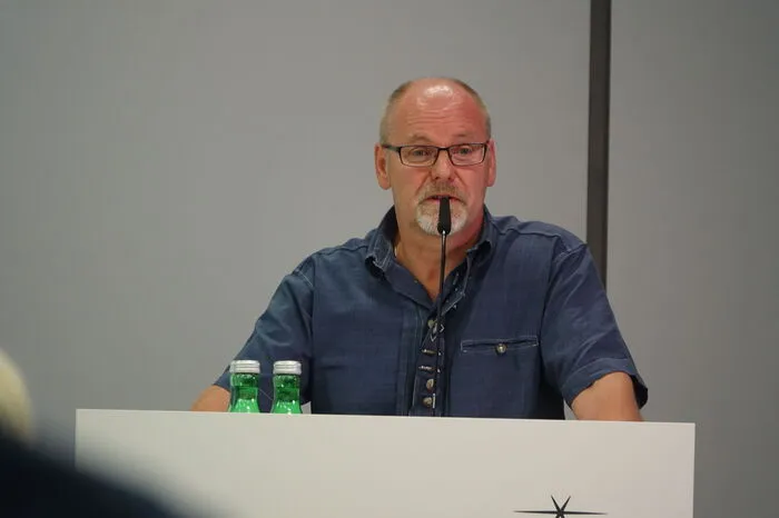 Richard Walcher sprach zu Boris Milusic' Rede von "minderbegabten Ghostwriter". Diese sollten den Mut haben, "nach vorne zu kommen, statt in Partisanenmanier von hinten zu schießen".