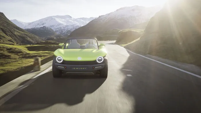 Die neuen Freitheiten der elektrischen Plattform von VW lässt jetzt schon die zweite Legende wieder auferstehen: Nach dem Bulli, dessen Serienfertigung bereits beschlossene Sache ist, stellen die Wolfsburger auf dem Autosalon in Genf die vollelektrische Version eines neuen Buggys ins Rampenlicht.