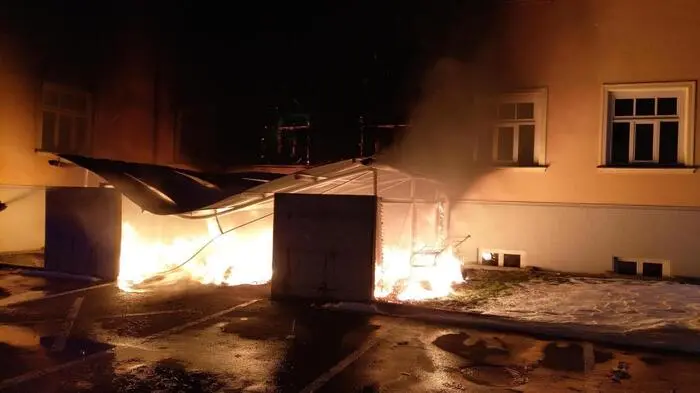 Durch den Brand wurden auch die Fassade und Fenster des Schulgebäudes beschädigt.