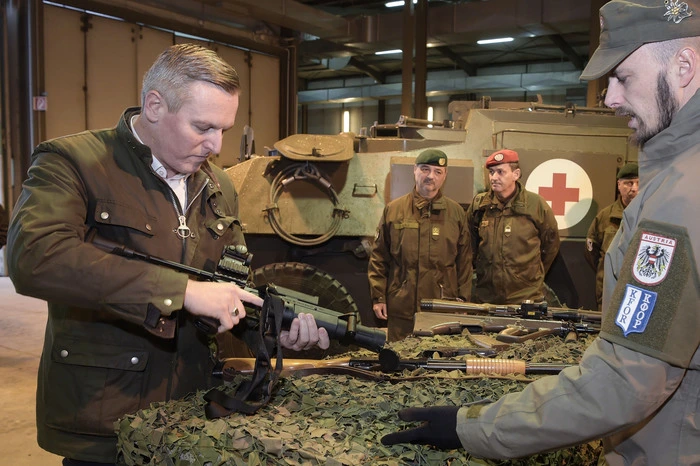 Danach ließ sich Kunasek von den österreichischen Soldaten über ihre Arbeit einweisen.