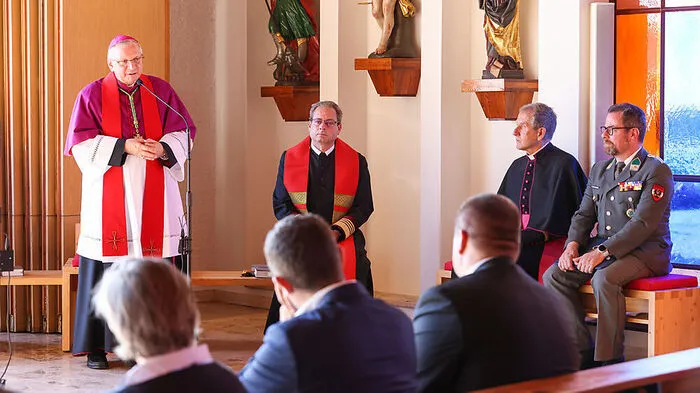 Zum doppelten Jubiläum von Seelsorger und Kanzleileiter Markus Stromberger feierte Werner Freistetter, Militärbischof von Österreich, eine Andacht im Begegnungszentrum der Soldatenkirche in der Khevenhüllerkaserne in Klagenfurt.