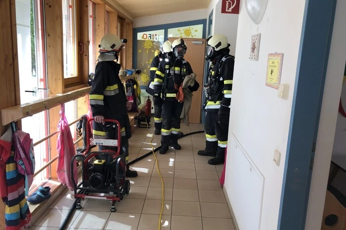 Mehrere Atemschutztrupps durchsuchten den Kindergarten nach ihr.
