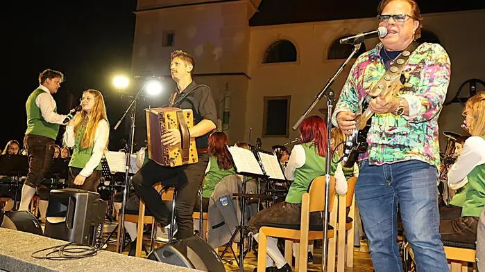 Ewald Pfleger sang mit Chiara Sapper und Raphael Kühberger „Live Is Life“