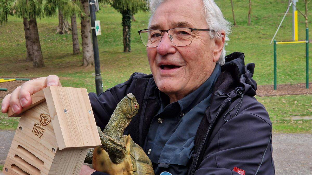 Arnold Heidtmann von der ARGE Naturerlebnis Lipizzanerheimat und der Berg- und Naturwacht präsentiert Voitsbergs Bürgermeister Bernd Osprian die neuen Nistkästen im Schlosspark und rund um den Grafenteich