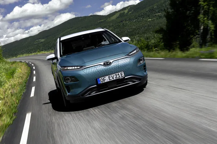 Einen weiteren Schwerpunkt setzt Hyundai bei den Assistenzsystemen, die bei den Koreanern unter dem Begriff „Smart Sense“ zusammengefasst sind: Der Abstandsregeltempomat sorgt für konstanten Sicherheitsabstand zum Vordermann und beherrscht auch Stopp-and-Go-Verkehr.