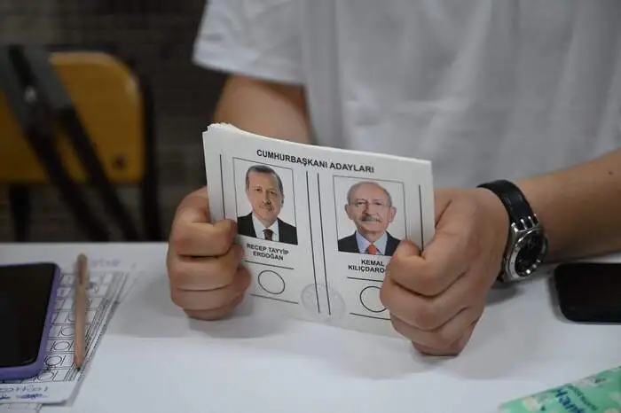 Die Wahllokale öffneten Sonntag früh um 7.00 Uhr und schließen um 16.00 Uhr (MESZ). Der 69-jährige Erdogan gilt als Favorit. Er hatte bei der ersten Runde vor zwei Wochen die meisten Stimmen erhalten, verpasste die nötige absolute Mehrheit aber knapp.  