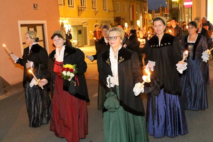Gelungener Auftakt: der imposante Fackelzug vom Fuchspalast durch die Innenstadt zum Oktoberplatz. 
