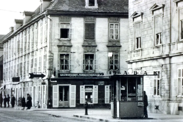 Zinzendorfgasse 1/Ecke Glacis: noch ein altes Foto vom damaligen Lebensmittelgeschäft.