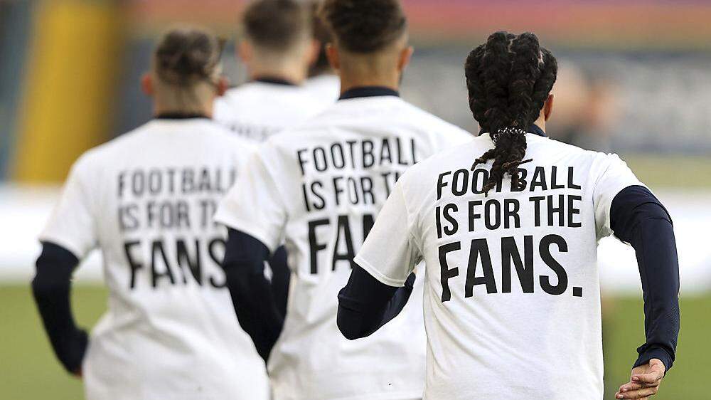 Fußballer - wie hier die Kicker von Leeds - Fans und Sender wenden sich gegen die Super-League