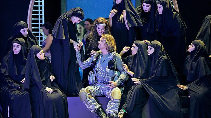 Klaus Florian Vogt als Parsifal mit Klingsors Zaubermädchen