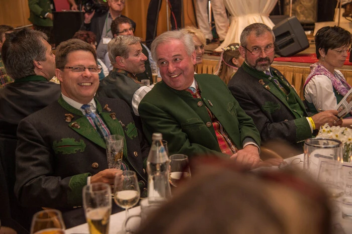 Beste Stimmung am VIP-Tisch: Narzissenfest-Vereinsobmann Christian Seiringer und LH-Vize Hermann Schützenhöfer verstehen sich (wieder) prächtig, Bürgermeister Franz Frosch (Bad Aussee) studiert gerade die Kandidatinnen.