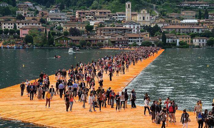 Im Sommer 2016 wanderten 1,2 Millionen Menschen über Christos "Floating Piers" "über" den Iseo-See bei Brescia in Norditalien