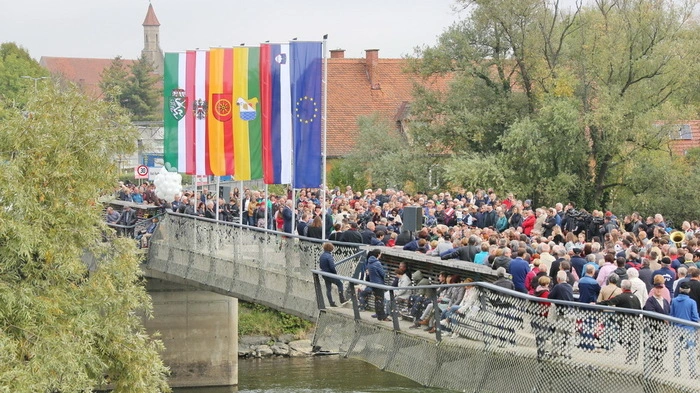 Klicken Sie sich durch die besten Bilder einer völkerverbindenen Feier!