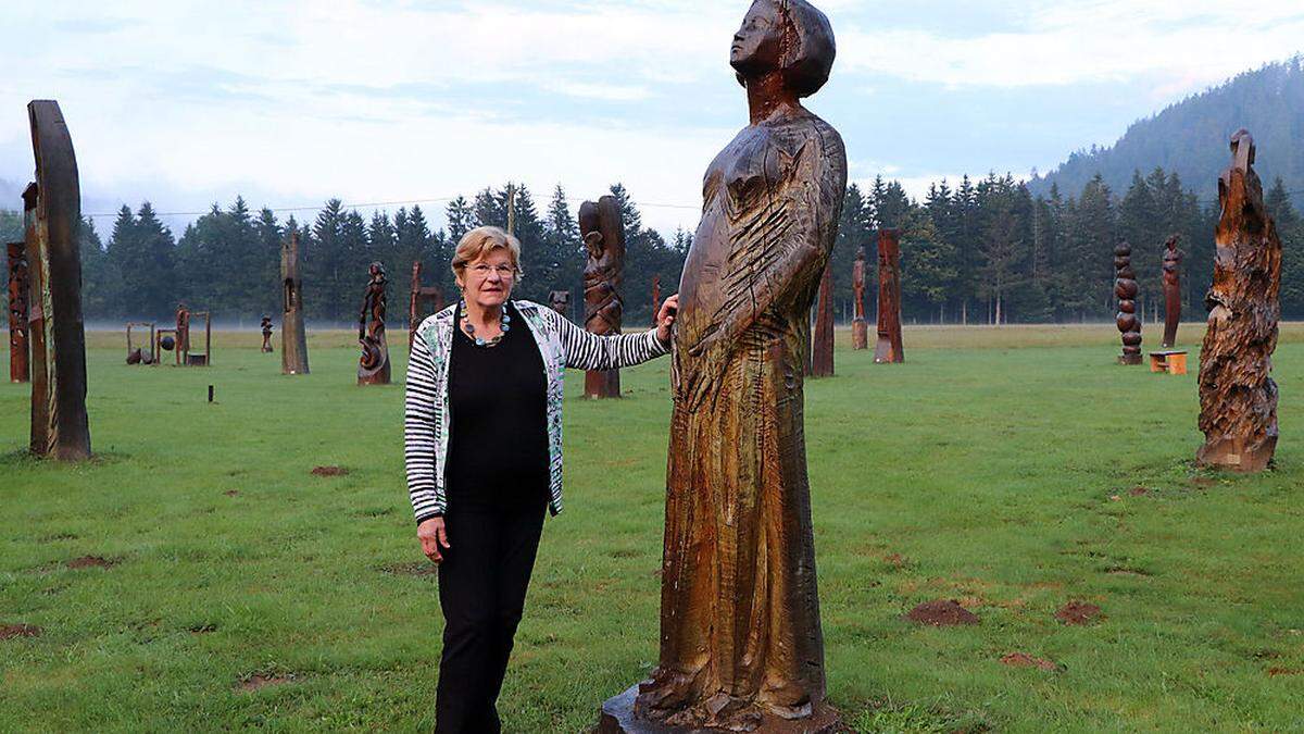 Elisabeth Sickl vergrößert den Holzskulpturenpark kontinuierlich