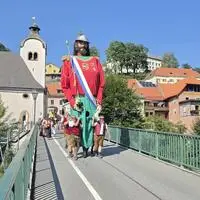 Der Samson auf seinem Weg durch die Stadt Murau