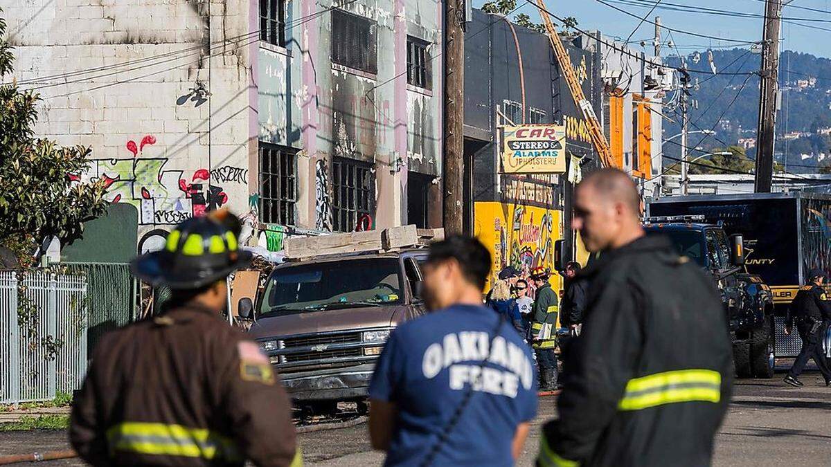 Die ausgebrannte Lagerhalle am Morgen nach dem Feuer