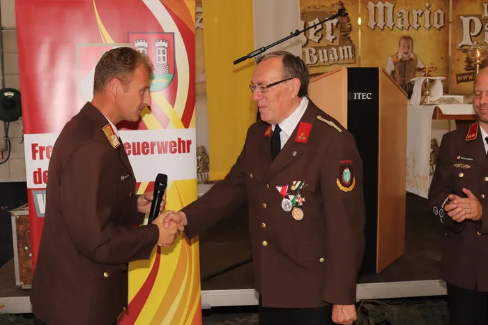 Altbürgermeister Ernst Meixner erhielt für seine Verdienste um die Feuerwehr die Feuerwehrplakette in Gold