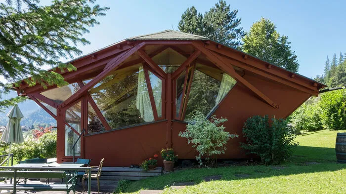 Rot trägt das am Grundlsee gelegene Haus erst seit 2015, nachdem die ursprünglichen Sperrholzplatten unansehnlich geworden waren .