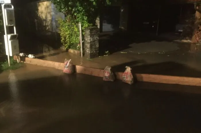 Zahlreiche Straßen, Keller sowie Wiesen standen in kürzester Zeit unter Wasser. 