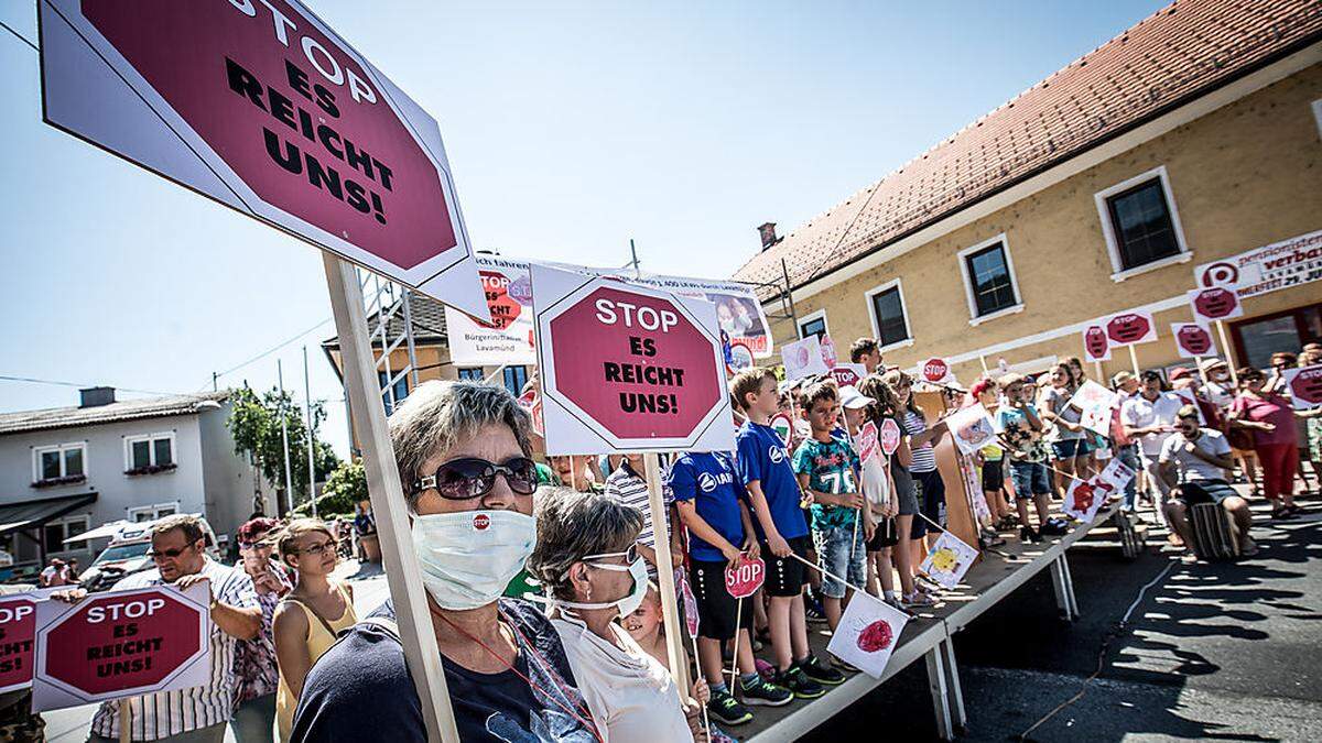 Lavamünder Schüler sangen auf der Bühne ein Lied mit dem Refrain: „Stopp, stopp, stopp, dem Verkehr! Eine Umfahrung muss rasch her!“ 