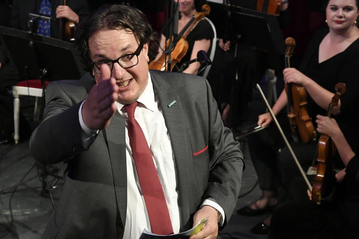 Klaus Raunegger begrüßte die Gäste zum Festkonzert und lud anschließend zu einem Sektempfang in den Ahnensaal des Schlosses Porcia.
