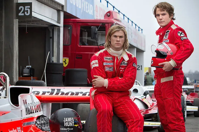 Im großartigen Film "Rush" spielte Hemsworth den Formel 1-Piloten James Hunt, der in einem legendären Duell mit Niki Lauda (gespielt von Daniel Brühl) um den Weltmeistertitel von 1976 kämpfte.