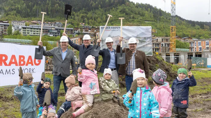 Im Bild vorne örtliche Kindergartenkinder, hinten v.l.: Alfred Trinker (Finanzreferent), Hermann Trinker, (Bürgermeister), Franz Schaffer (2. Vizebürgermeister) und Roland Hafner (Gemeinderat)