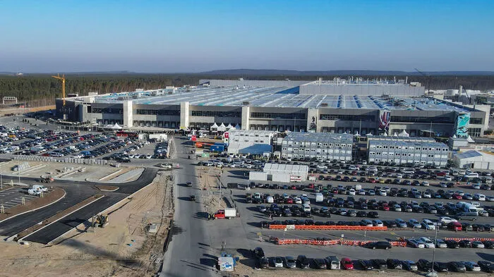 Der US-Elektroautopionier Tesla nimmt mit mehr als 3.000 Mitarbeitenden die Produktion in seinem ersten europäischen Werk in Grünheide bei Berlin auf.