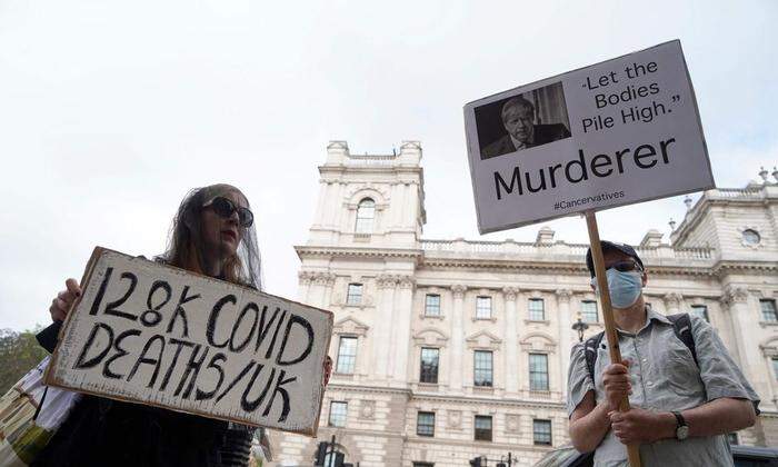 Demonstranten in London vor der Hancock-Anhörung